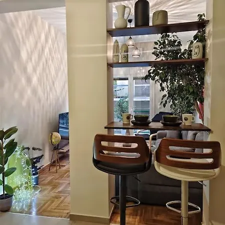 Modern & Stylish 2 Bedroom Near Acropolis Apartment *