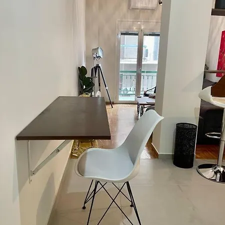 Modern & Stylish 2 Bedroom Near Acropolis Apartment