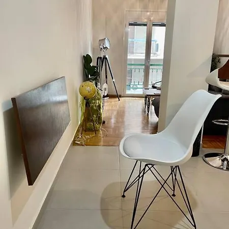 Modern & Stylish 2 Bedroom Near Acropolis Apartment *